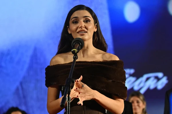 Luxurious Turkish actress Hande Erçel strolls through Putin's Moscow
