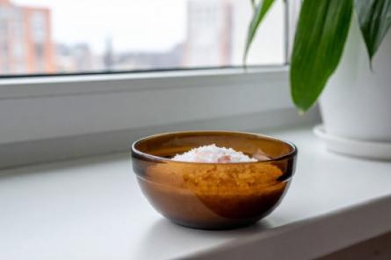 миска с морской солью на подоконнике