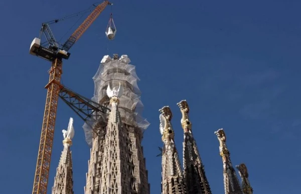 Sagrada Família central towers secured with polymer glue and steel