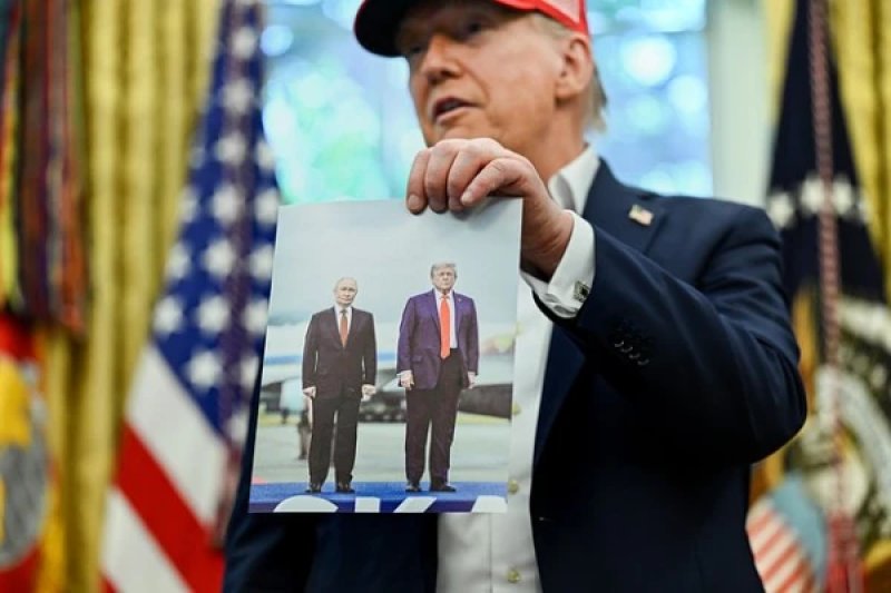 Trump Hangs Photo with Putin in the White House