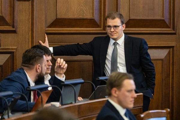 How Latvian Saeima Deputy Salaries and Extra Payments Are Calculated