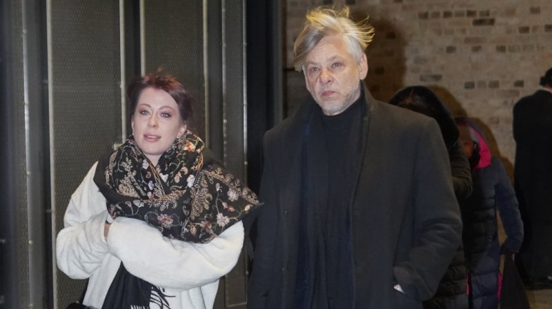 FOTO: Džilindžers iziet sabiedrībā ar jauno mūzu