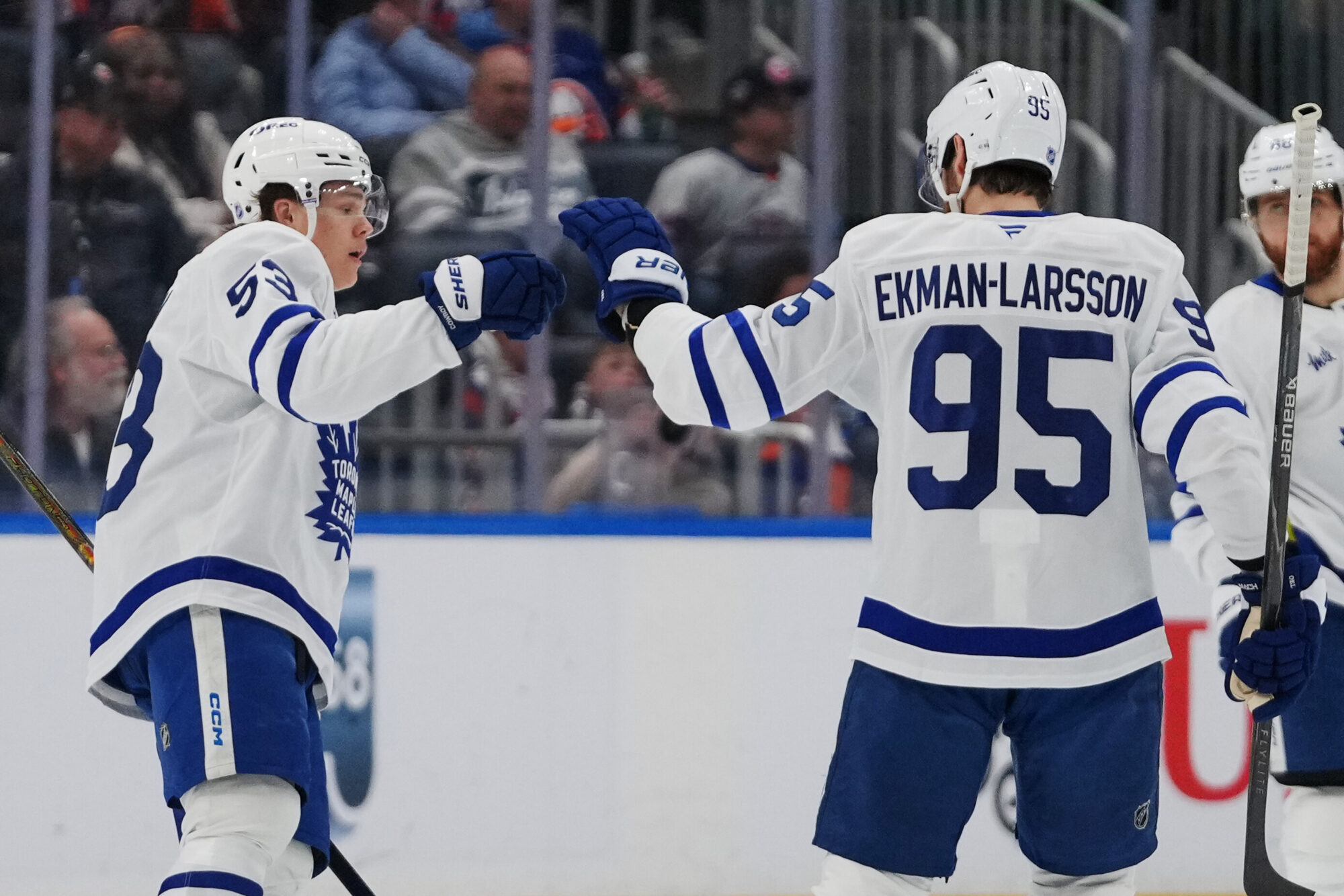 Bļugers un "Maple Leafs" tiek pie pirmā panākuma NHL sezonā