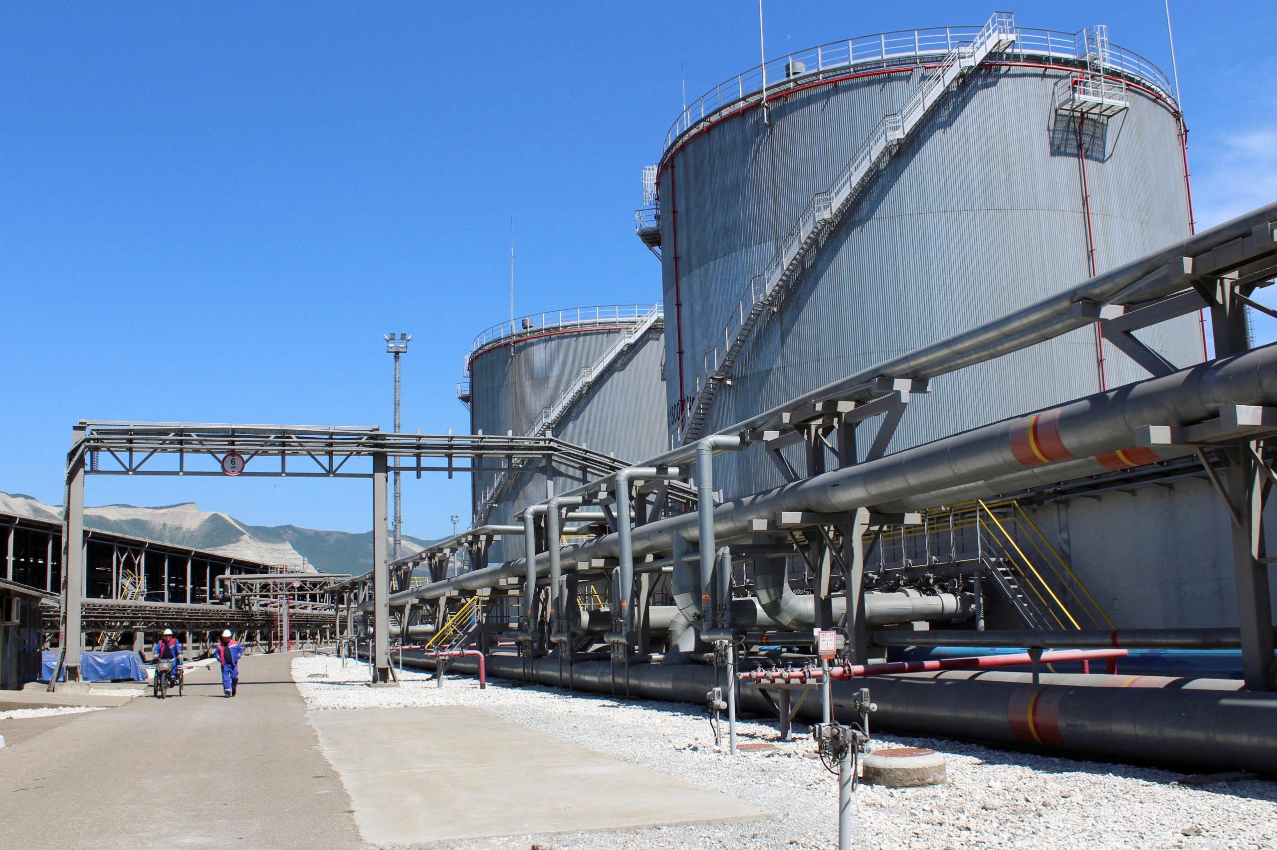 Ukraine Expands Long-Range Strikes Against Russian Energy Infrastructure