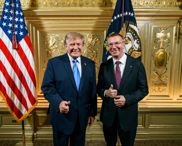 Trump took a commemorative photo with Rinkevics and promised to protect against bad guys