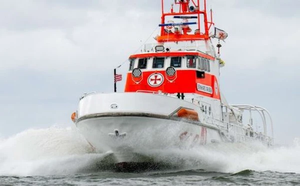 Surfer Survives 19 Hours in North Sea Near Borkum