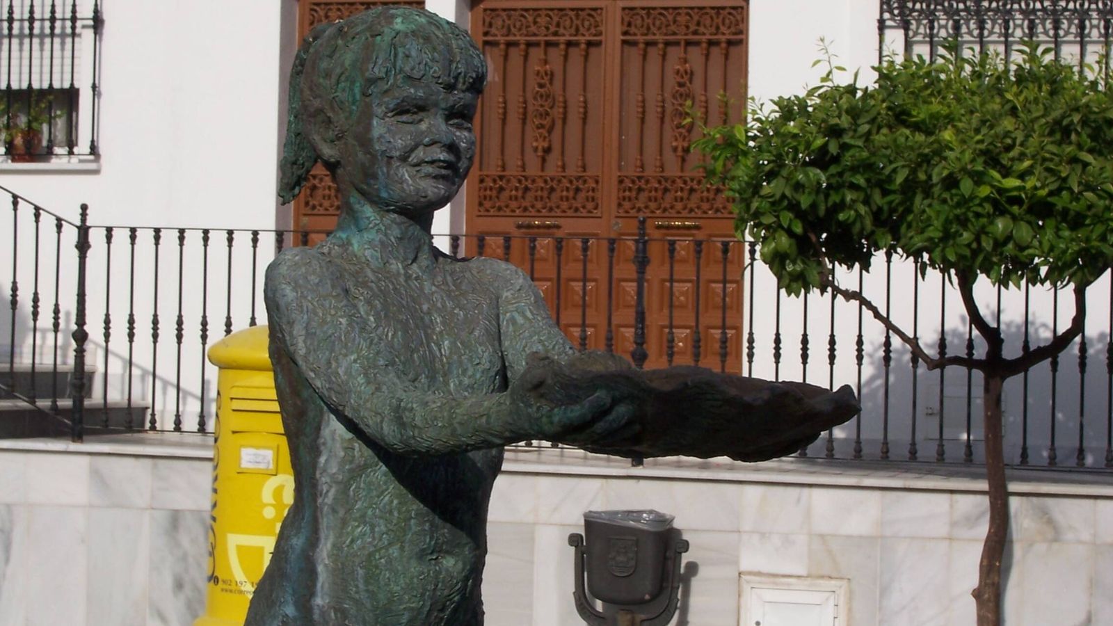 Una niña desnuda, feministas radicales y el logo más feo de España el