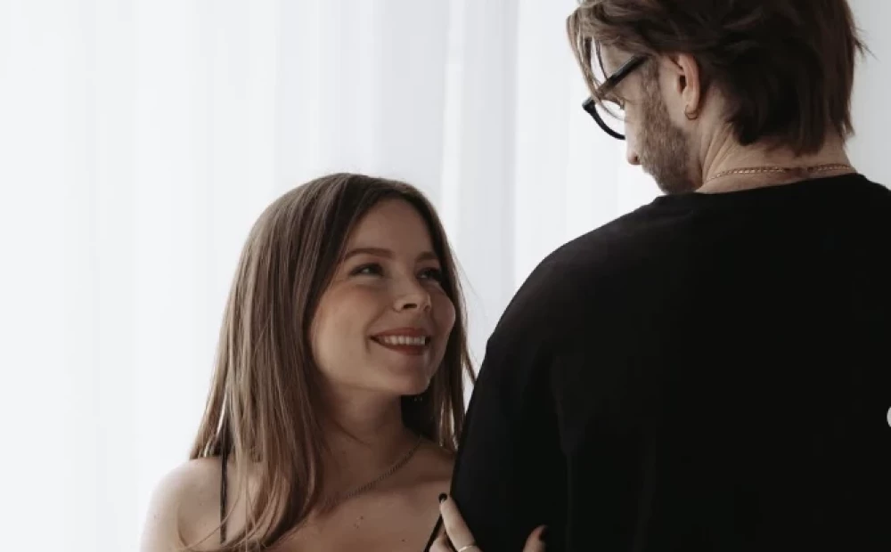 Dziedošā dvīne Katrīne Dīķe un hokejists Edgars Dīķis gaida otro bērniņu