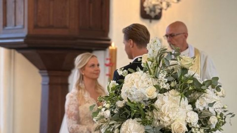 MEELEOLUKAD KLÕPSUD ⟩ Lauljanna Nele-Liis Vaiksoo ja Mihkel Nukka pulmapidu  on täies hoos: vaata, kuidas staaridest külalised pidutsevad!