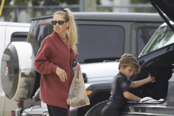 Жалаңаш егіздер билеп жатқан желідегі видео Шашты кемпірлердің шалқайып тұрған суреттері