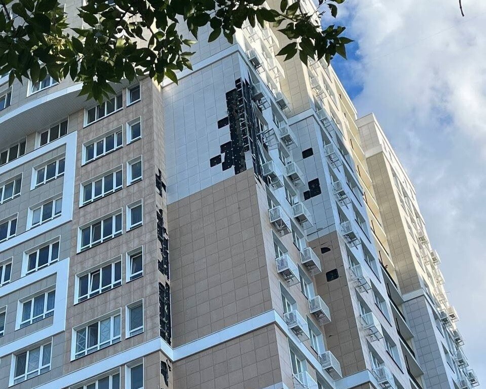 Что случилось 30 августа в белгороде 2024. Белгород БПЛА. Дом с выбитыми окнами. Беспилотник в Белгороде. Дроны в Белгороде.