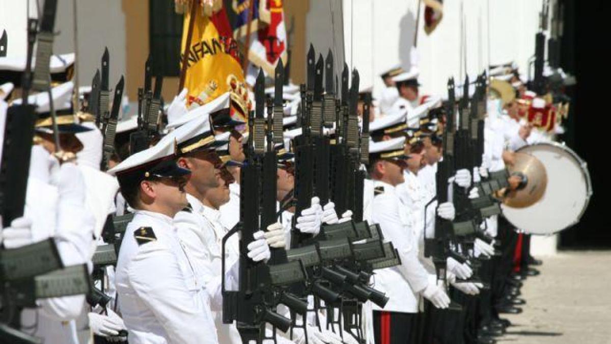 La Armada motiva a sus marineros con un cambio de uniformes
