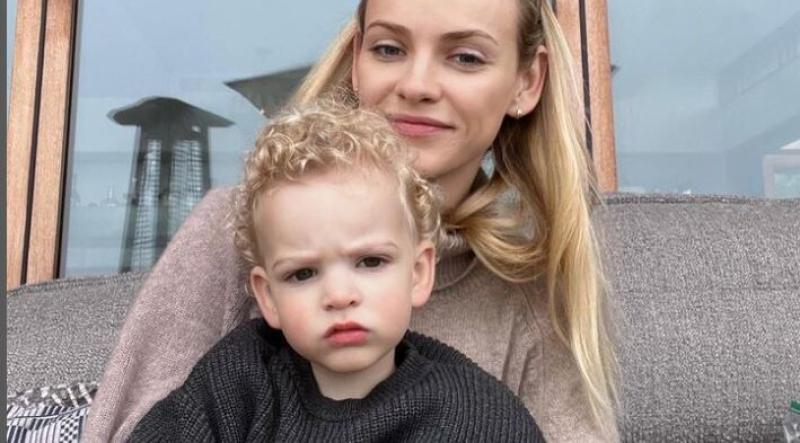 Modele Ginta Lapiņa kopā ar dēlu Akselu no Amerikas ieradusies Latvijā