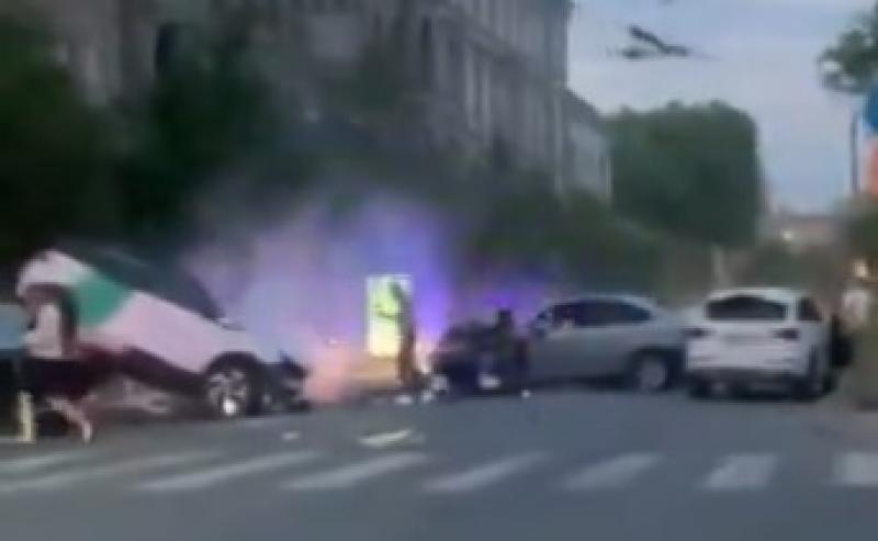 Smagā avārijā Rīgas centrā iet bojā “Bolt Drive” auto vadītājs